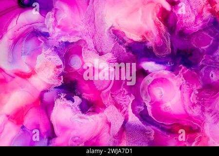 Art fluide abstrait vibrant avec des teintes tourbillonnantes de rose et de violet, créant un effet marbré onirique Banque D'Images