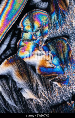 Cette image montre un gros plan d'une texture cristalline irisée avec des couleurs vives et fascinantes créant un motif abstrait visuellement attrayant Banque D'Images