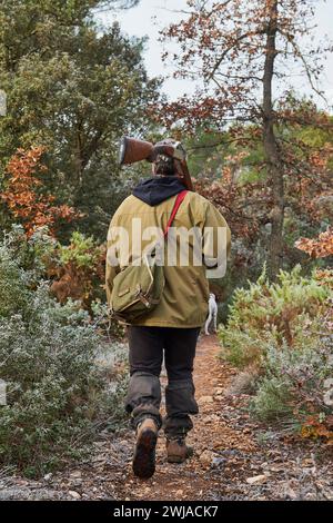 Traquer avec un chasseur dans les collines de la région provençale, à Beaurecueil, dans la région du Cengle et du bois des Roussettes (sud-est de la France) Hunte Banque D'Images