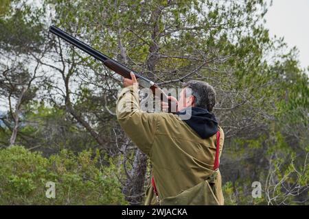 Traquer avec un chasseur dans les collines de la région provençale, à Beaurecueil, dans la région du Cengle et du bois des Roussettes (sud-est de la France) Hunte Banque D'Images