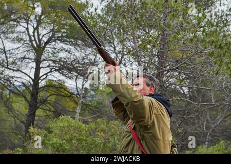 Traquer avec un chasseur dans les collines de la région provençale, à Beaurecueil, dans la région du Cengle et du bois des Roussettes (sud-est de la France) Hunte Banque D'Images