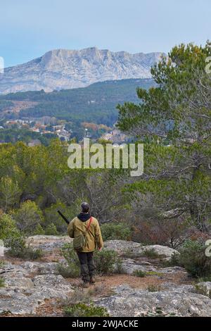 Traquer avec un chasseur dans les collines de la région provençale, à Beaurecueil, dans la région du Cengle et du bois des Roussettes (sud-est de la France) Hunte Banque D'Images