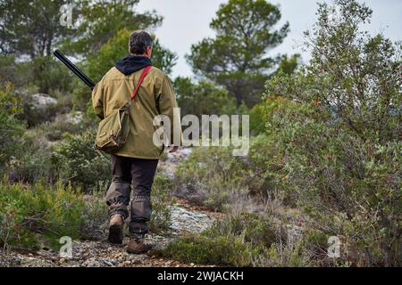 Traquer avec un chasseur dans les collines de la région provençale, à Beaurecueil, dans la région du Cengle et du bois des Roussettes (sud-est de la France) Hunte Banque D'Images