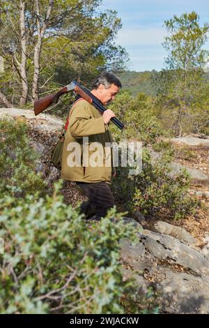 Traquer avec un chasseur dans les collines de la région provençale, à Beaurecueil, dans la région du Cengle et du bois des Roussettes (sud-est de la France) Hunte Banque D'Images