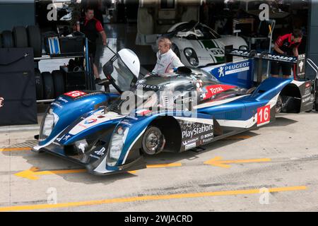 Steve Brooks Blue 2011, Peugeot 90X, en préparation pour la session qualificative de la Masters Endurance Legends Race au Silverstone Festal Banque D'Images