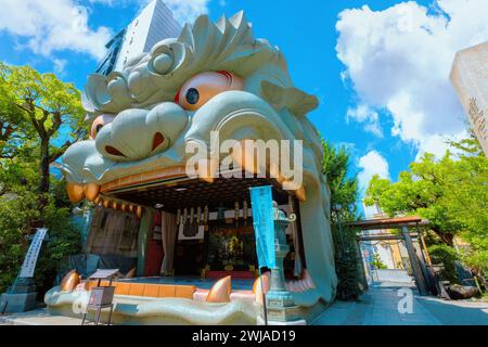 Namba Yasaka-jinja l'un des lieux de culte les plus distinctifs d'Osaka avec un gigantesque bâtiment en forme de tête de lion avec une énorme bouche ouverte qui avale le mal sp Banque D'Images