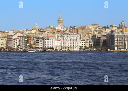 ISTANBUL, TURQUIE - 12 SEPTEMBRE 2017 : Galata est un quartier historique de la ville à l'embouchure de la Corne d'Or. Banque D'Images