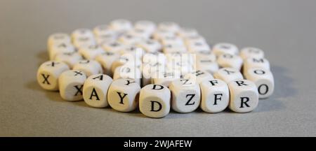 Cubes en bois avec des lettres sur le fond gris clair. Eléments graphiques. Banque D'Images