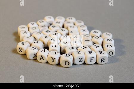 Cubes en bois avec des lettres sur le fond gris clair. Eléments graphiques. Banque D'Images