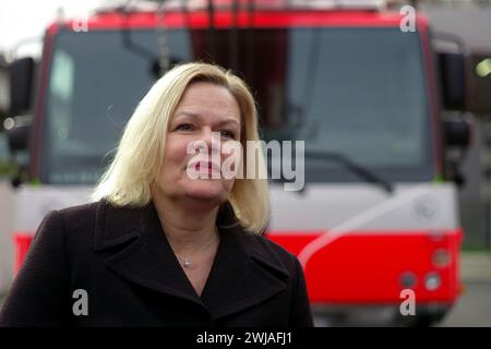 Prag, République tchèque. 14 février 2024. La ministre fédérale de l'intérieur Nancy Faeser (SPD) visite la nouvelle caserne de pompiers dans le quartier de Prague de Holesovice, inaugurée il y a deux ans. Lors d'une réunion ultérieure avec le ministre tchèque de l'intérieur, l'un des thèmes abordés était la coopération en matière de protection contre les incendies et les catastrophes. Crédit : Michael Heitmann/dpa/Alamy Live News Banque D'Images