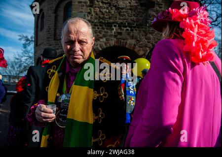 Nimègue, pays-Bas. 13 février 2024. On voit des gens griller après la cérémonie. Le mariage du fermier est l'une des traditions du carnaval néerlandais, en particulier dans le Limbourg, le Brabant du Nord et la Gueldre. Le couple s'est réuni à la chapelle Valkhof, vêtu de vêtements traditionnels de fermier et entouré de personnes portant des costumes vibrants. Crédit : SOPA images Limited/Alamy Live News Banque D'Images