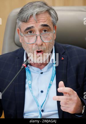 Bruxelles, Belgique. 14 février 2024. Khalid Zian, président de Brulocalis, a photographié lors d'une conférence de presse pour présenter le mémorandum conjoint des centres de bien-être belges OCMW - CPAS, mercredi 14 février 2024 à Bruxelles. L'association des villes et communes flamande, wallonne et bruxelloise a préparé diverses propositions pour le gouvernement fédéral en vue de lutter contre la pauvreté. BELGA PHOTO BENOIT DOPPAGNE crédit : Belga News Agency/Alamy Live News Banque D'Images