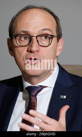 Bruxelles, Belgique. 14 février 2024. Wim Dries, président du VVSG, photographié lors d'une conférence de presse pour présenter le mémorandum conjoint des centres de bien-être belges OCMW - CPAS, mercredi 14 février 2024 à Bruxelles. L'association des villes et communes flamande, wallonne et bruxelloise a préparé diverses propositions pour le gouvernement fédéral en vue de lutter contre la pauvreté. BELGA PHOTO BENOIT DOPPAGNE crédit : Belga News Agency/Alamy Live News Banque D'Images
