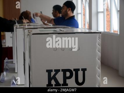Bogor, Java occidental, Indonésie. 14 février 2024. Un détenu vote lors des élections présidentielles et législatives indonésiennes dans un bureau de vote d'une prison de Bogor, Java occidental, Indonésie. L'Indonésie s'est rendue aux urnes pour voter aux élections présidentielles du 14 février. Le ministre de la Défense Prabowo Subianto est favori pour devenir le prochain président de l'Indonésie. (Crédit image : © Adriana Adie/ZUMA Press Wire) USAGE ÉDITORIAL SEULEMENT! Non destiné à UN USAGE commercial ! Banque D'Images