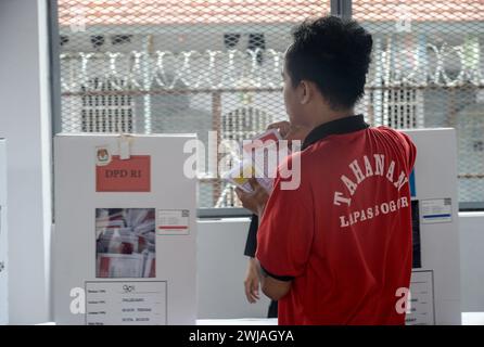 Bogor, Java occidental, Indonésie. 14 février 2024. Un détenu vote lors des élections présidentielles et législatives indonésiennes dans un bureau de vote d'une prison de Bogor, Java occidental, Indonésie. L'Indonésie s'est rendue aux urnes pour voter aux élections présidentielles du 14 février. Le ministre de la Défense Prabowo Subianto est favori pour devenir le prochain président de l'Indonésie. (Crédit image : © Adriana Adie/ZUMA Press Wire) USAGE ÉDITORIAL SEULEMENT! Non destiné à UN USAGE commercial ! Banque D'Images