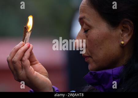 Katmandou, Népal. 14 février 2024. Le 14 février 2024, à Katmandou, Népal. Les femmes adorent la déesse Saraswati lors du festival « Saraswati Puja ». Le festival est dédié à la déesse Saraswati afin d'assurer une bonne éducation. (Photo de Abhishek Maharjan/Sipa USA) crédit : Sipa USA/Alamy Live News Banque D'Images