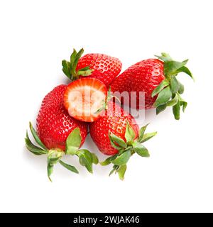 Fraises entières fraîches et fraises à moitié coupées isolées sur fond blanc vue du dessus. Banque D'Images