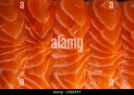 Gros plan du filet de saumon cru frais. Isolé sur fond blanc. Le saumon est un type de poisson souvent utilisé dans les sushis et les sashimis. Il a un délicat Banque D'Images