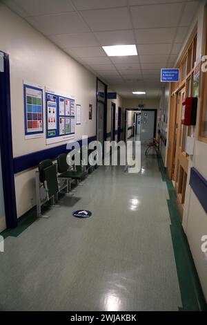 Salle d'attente dans le couloir de l'hôpital à l'extérieur du service d'hématologie Epsom General Hospital Surrey Angleterre Banque D'Images