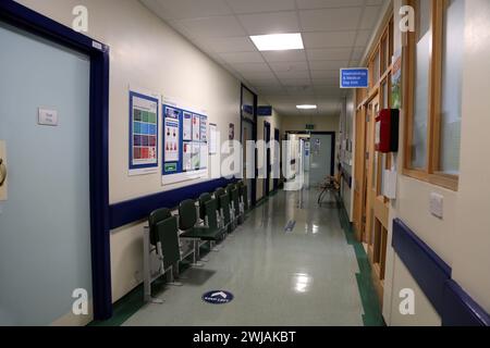 Salle d'attente dans le couloir de l'hôpital à l'extérieur du service d'hématologie Epsom General Hospital Surrey Angleterre Banque D'Images