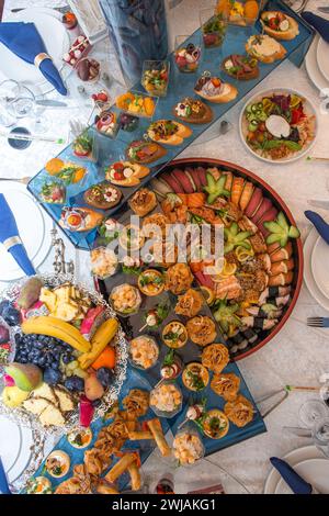 Un somptueux buffet présentant un assortiment somptueux de fruits de mer frais, sushis, salades, fruits et pâtisseries, magnifiquement disposé sur une table blanche immaculée Banque D'Images