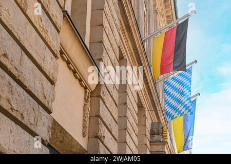 Façade de bâtiment avec drapeaux à Berlin, Allemagne Banque D'Images