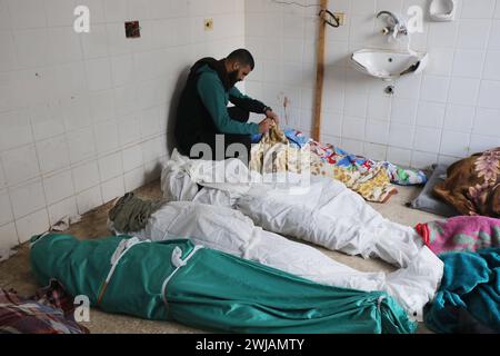 Des proches des Palestiniens sont morts dans les attaques israéliennes, pleurent lorsqu'ils reçoivent les cadavres de la morgue de l'hôpital Al-Aqsa des proches des Palestiniens sont morts dans les attaques israéliennes, pleurent lorsqu'ils reçoivent les cadavres de la morgue de l'hôpital Al-Aqsa pour être enterrés à Dair El-Balah, Gaza le 14 février 2024. Photo Naaman Omar apaimages Dair El-Balah Gaza Gaza territoire palestinien 140224 Dair El-Balah NAA 0014 Copyright : xapaimagesxNaamanxOmarxxxapaimagesx Banque D'Images