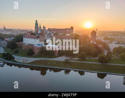 Superbe image arial du château de Wawel à Cracovie, Pologne alors que le péché se lève un beau matin d'été Banque D'Images