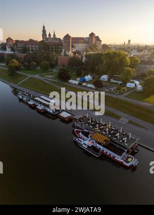 Le château de Wawel et la Vistule filmés depuis un drone à une aube estivale époustouflante. Cracovie, Pologne Banque D'Images