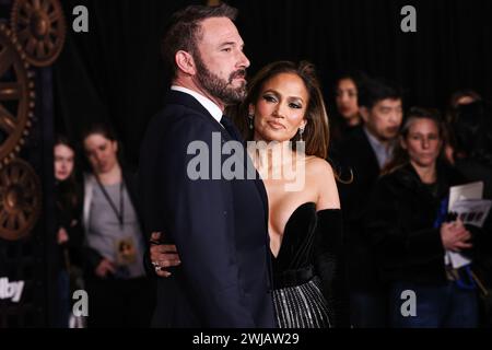 Hollywood, États-Unis. 13 février 2024. HOLLYWOOD, LOS ANGELES, CALIFORNIE, États-Unis - 13 FÉVRIER : Ben Affleck et sa femme Jennifer Lopez (JLo) portant une robe Zuhair Murad Couture avec Joseph Saidian and sons vintage boucles d'oreilles en diamant Van Cleef & Arpels et bagues en diamant A.Jaffe arrivent à la première de Los Angeles des studios Amazon MGM. a Love Story' a eu lieu au Dolby Theatre le 13 février 2024 à Hollywood, Los Angeles, Californie, États-Unis. (Photo de Xavier Collin/image Press Agency) crédit : image Press Agency/Alamy Live News Banque D'Images