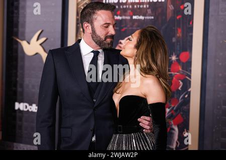 Hollywood, États-Unis. 13 février 2024. HOLLYWOOD, LOS ANGELES, CALIFORNIE, États-Unis - 13 FÉVRIER : Ben Affleck et sa femme Jennifer Lopez (JLo) portant une robe Zuhair Murad Couture avec Joseph Saidian and sons vintage boucles d'oreilles en diamant Van Cleef & Arpels et bagues en diamant A.Jaffe arrivent à la première de Los Angeles des studios Amazon MGM. a Love Story' a eu lieu au Dolby Theatre le 13 février 2024 à Hollywood, Los Angeles, Californie, États-Unis. (Photo de Xavier Collin/image Press Agency) crédit : image Press Agency/Alamy Live News Banque D'Images