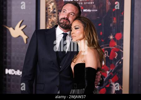 Hollywood, États-Unis. 13 février 2024. HOLLYWOOD, LOS ANGELES, CALIFORNIE, États-Unis - 13 FÉVRIER : Ben Affleck et sa femme Jennifer Lopez (JLo) portant une robe Zuhair Murad Couture avec Joseph Saidian and sons vintage boucles d'oreilles en diamant Van Cleef & Arpels et bagues en diamant A.Jaffe arrivent à la première de Los Angeles des studios Amazon MGM. a Love Story' a eu lieu au Dolby Theatre le 13 février 2024 à Hollywood, Los Angeles, Californie, États-Unis. (Photo de Xavier Collin/image Press Agency) crédit : image Press Agency/Alamy Live News Banque D'Images