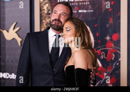 Hollywood, États-Unis. 13 février 2024. HOLLYWOOD, LOS ANGELES, CALIFORNIE, États-Unis - 13 FÉVRIER : Ben Affleck et sa femme Jennifer Lopez (JLo) portant une robe Zuhair Murad Couture avec Joseph Saidian and sons vintage boucles d'oreilles en diamant Van Cleef & Arpels et bagues en diamant A.Jaffe arrivent à la première de Los Angeles des studios Amazon MGM. a Love Story' a eu lieu au Dolby Theatre le 13 février 2024 à Hollywood, Los Angeles, Californie, États-Unis. (Photo de Xavier Collin/image Press Agency) crédit : image Press Agency/Alamy Live News Banque D'Images