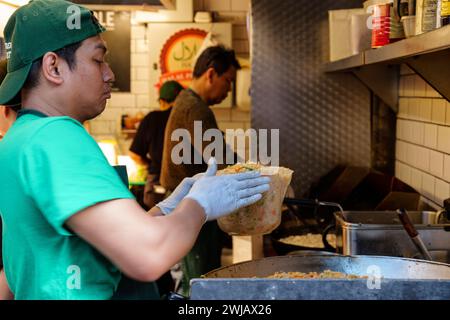 Londres - 03 06 2022 : le chef prépare du riz dans un restaurant ethnique de Camden Town. Banque D'Images