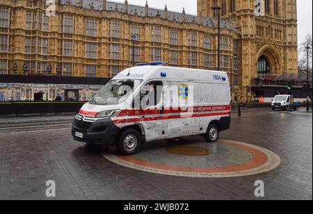 Londres, Royaume-Uni. 14 février 2024. Une ambulance criblée de trous de balles a été exposée devant le Parlement britannique avec d'autres objets appartenant à des ambulanciers paramédicaux, à l'approche du deuxième anniversaire de l'invasion russe de l'Ukraine. Crédit : Vuk Valcic/Alamy Live News Banque D'Images