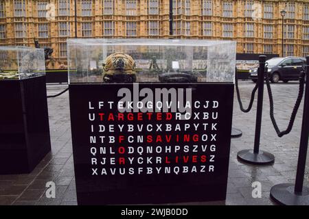 Londres, Royaume-Uni. 14 février 2024. Une ambulance criblée de trous de balles a été exposée devant le Parlement britannique avec d'autres objets appartenant à des ambulanciers paramédicaux, à l'approche du deuxième anniversaire de l'invasion russe de l'Ukraine. Crédit : Vuk Valcic/Alamy Live News Banque D'Images