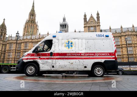 Une ambulance endommagée par la guerre à Westminster, dans le centre de Londres, pendant la tournée des médecins ukrainiens en première ligne au Royaume-Uni. Date de la photo : mercredi 14 février 2024. Banque D'Images