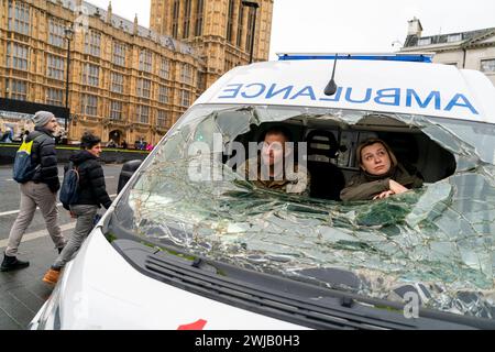 Les médecins de première ligne ukrainiens Iryna Knyzhnyk et Brandon Mitchell font escale à Westminster, dans le centre de Londres, lors de leur tournée au Royaume-Uni dans une ambulance endommagée par la guerre. Date de la photo : mercredi 14 février 2024. Banque D'Images
