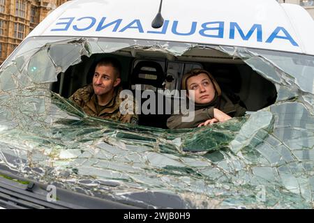 Les médecins de première ligne ukrainiens Iryna Knyzhnyk et Brandon Mitchell font escale à Westminster, dans le centre de Londres, lors de leur tournée au Royaume-Uni dans une ambulance endommagée par la guerre. Date de la photo : mercredi 14 février 2024. Banque D'Images
