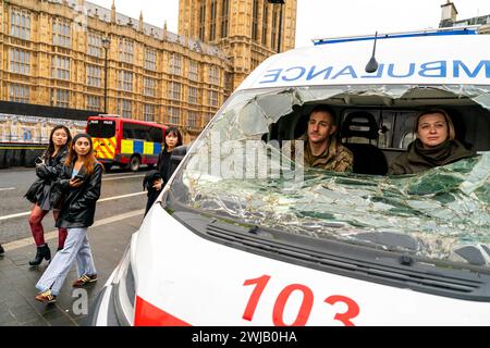 Les médecins de première ligne ukrainiens Iryna Knyzhnyk et Brandon Mitchell font escale à Westminster, dans le centre de Londres, lors de leur tournée au Royaume-Uni dans une ambulance endommagée par la guerre. Date de la photo : mercredi 14 février 2024. Banque D'Images