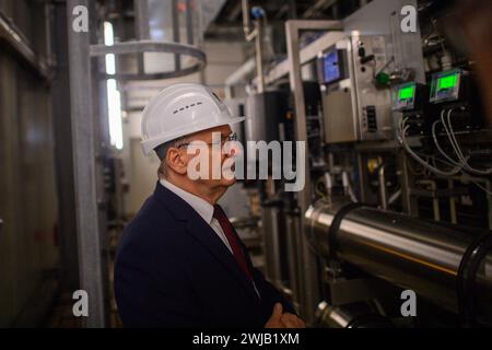 14 février 2024, Saxe-Anhalt, Staßfurt : Reiner Haseloff (CDU), ministre-président de Saxe-Anhalt, visite le centre Sobic de Ciech. L'installation a été modernisée en 2019 et fait partie du programme d'investissement de Ciech à Staßfurt. Le programme d’investissement s’élève à plus de 400 millions d’euros. CIECH utilise l'usine Sobic pour produire du bicarbonate de sodium de qualité alimentaire et du bicarbonate de sodium de qualité pharmaceutique. Photo : Klaus-Dietmar Gabbert/dpa Banque D'Images