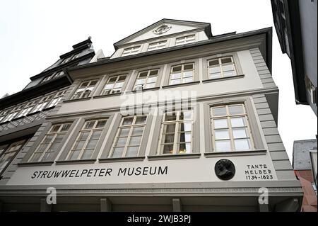 Musée Struwwelpeter in der Neuen Altstadt in Frankfurt am main Foto vom 06.02.2024. DAS Museum befindet sich im wiederaufgebauten historischen Wohnhaus von Goethes lebenslustiger tante Melber 1734-1823. Sechs Jahre War der kleine Johann Wolfgang Goethe alt, als er 1755 zusammen mit seiner Schwester Cornelia einquartiert wurde, weil das elterliche Anwesen am Grossen Hirschgraben umgebaut wurde. *** Légende locale *** 00502021 USAGE ÉDITORIAL EXCLUSIF *** Musée Struwwelpeter dans la nouvelle vieille ville de Francfort-sur-le-main photo du 06 02 2024 le musée est situé dans la maison historique reconstruite de Goethes fu Banque D'Images