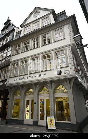 Musée Struwwelpeter in der Neuen Altstadt in Frankfurt am main Foto vom 06.02.2024. DAS Museum befindet sich im wiederaufgebauten historischen Wohnhaus von Goethes lebenslustiger tante Melber 1734-1823. Sechs Jahre War der kleine Johann Wolfgang Goethe alt, als er 1755 zusammen mit seiner Schwester Cornelia einquartiert wurde, weil das elterliche Anwesen am Grossen Hirschgraben umgebaut wurde. *** Légende locale *** 00502021 USAGE ÉDITORIAL EXCLUSIF *** Musée Struwwelpeter dans la nouvelle vieille ville de Francfort-sur-le-main photo du 06 02 2024 le musée est situé dans la maison historique reconstruite de Goethes fu Banque D'Images