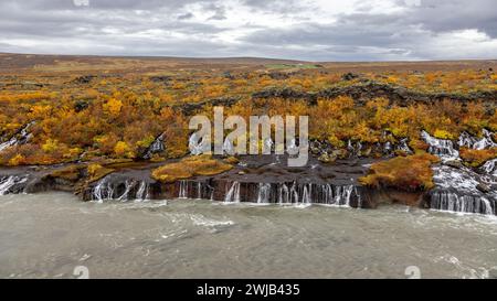 Hraunfossar ou Lava Falls, péninsule de Snaefellsnes, Islande.Cet emplacement de conte de fées voit plusieurs chutes d'eau en cascade à travers la roche volcanique.L'auto Banque D'Images