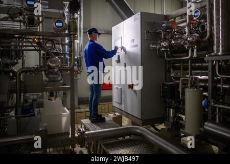 14 février 2024, Saxe-Anhalt, Staßfurt : Gert Grützkow, technologue en bicarbonate de sodium chez Ciech, exploite un système Sobic dans la société. L'usine a été modernisée en 2019 et fait partie du programme d'investissement de CIECH à Staßfurt. Le programme d’investissement s’élève à plus de 400 millions d’euros. CIECH utilise l'usine Sobic pour produire du bicarbonate de sodium de qualité alimentaire et du bicarbonate de sodium de qualité pharmaceutique. Photo : Klaus-Dietmar Gabbert/dpa Banque D'Images