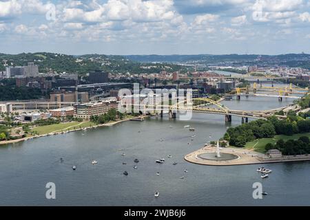 Pittsburgh, Pennsylvanie - 22 juillet 2023 : les bateaux se rassemblent autour du point dans le centre-ville de Pittsburgh par une chaude journée d'été Banque D'Images