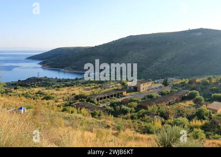 La base navale abandonnée avec un abri sous-marin près de Porto Palerme en Albanie Banque D'Images