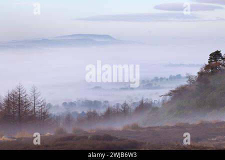 Une vue brumeuse de Barden est tombée, donnant sur Skipton et la vallée de Wharfe, et vers Pendle Hill au loin Banque D'Images