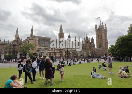 La vue de certains bâtiments depuis le Parliament Square Garden, Londres, Royaume-Uni. Banque D'Images