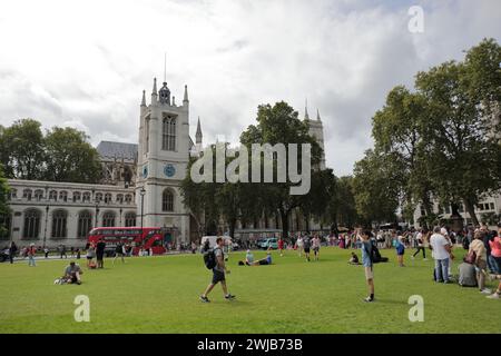 La vue de certains bâtiments depuis le Parliament Square Garden, Londres, Royaume-Uni. Banque D'Images